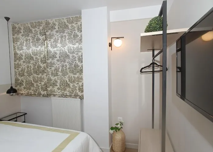 Pilea Luxury 2 سالونيك